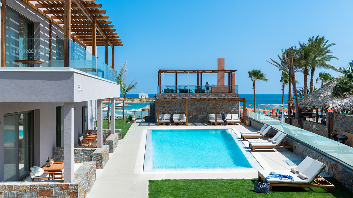 White Deluxe Suite Swim Up